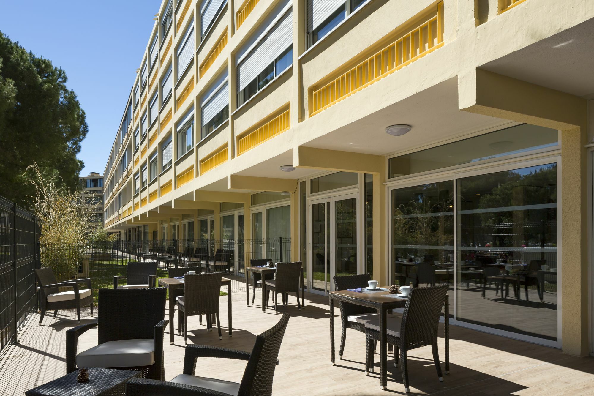 Logis Hotel Les Pins - Operalia Баларюк-ле-Бен Екстер'єр фото